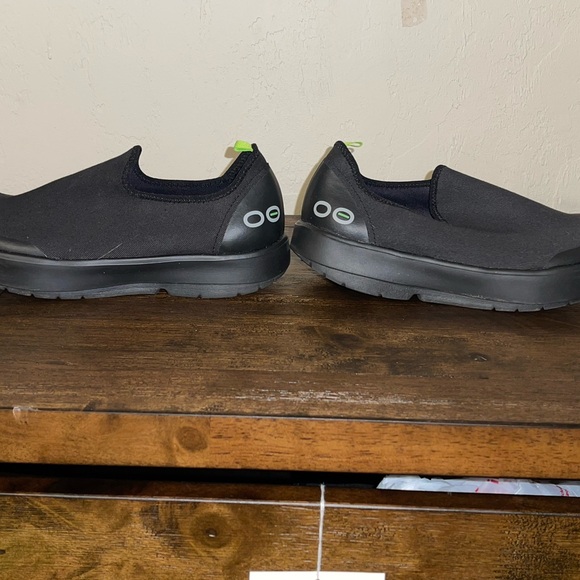 Black size 10 OOFOS slip on - Picture 3 of 8